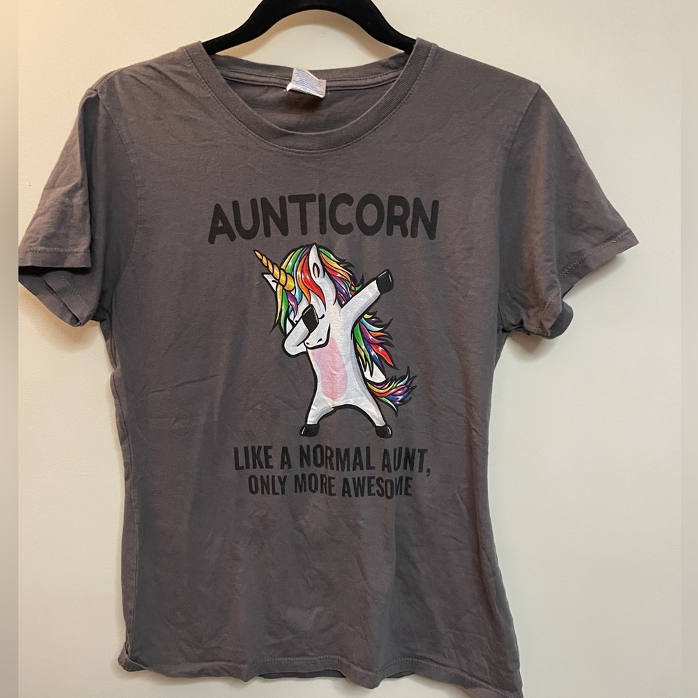Graphic Tee for your favorite Unicorn loving Aunt‎ 'Aunticorn' size medium